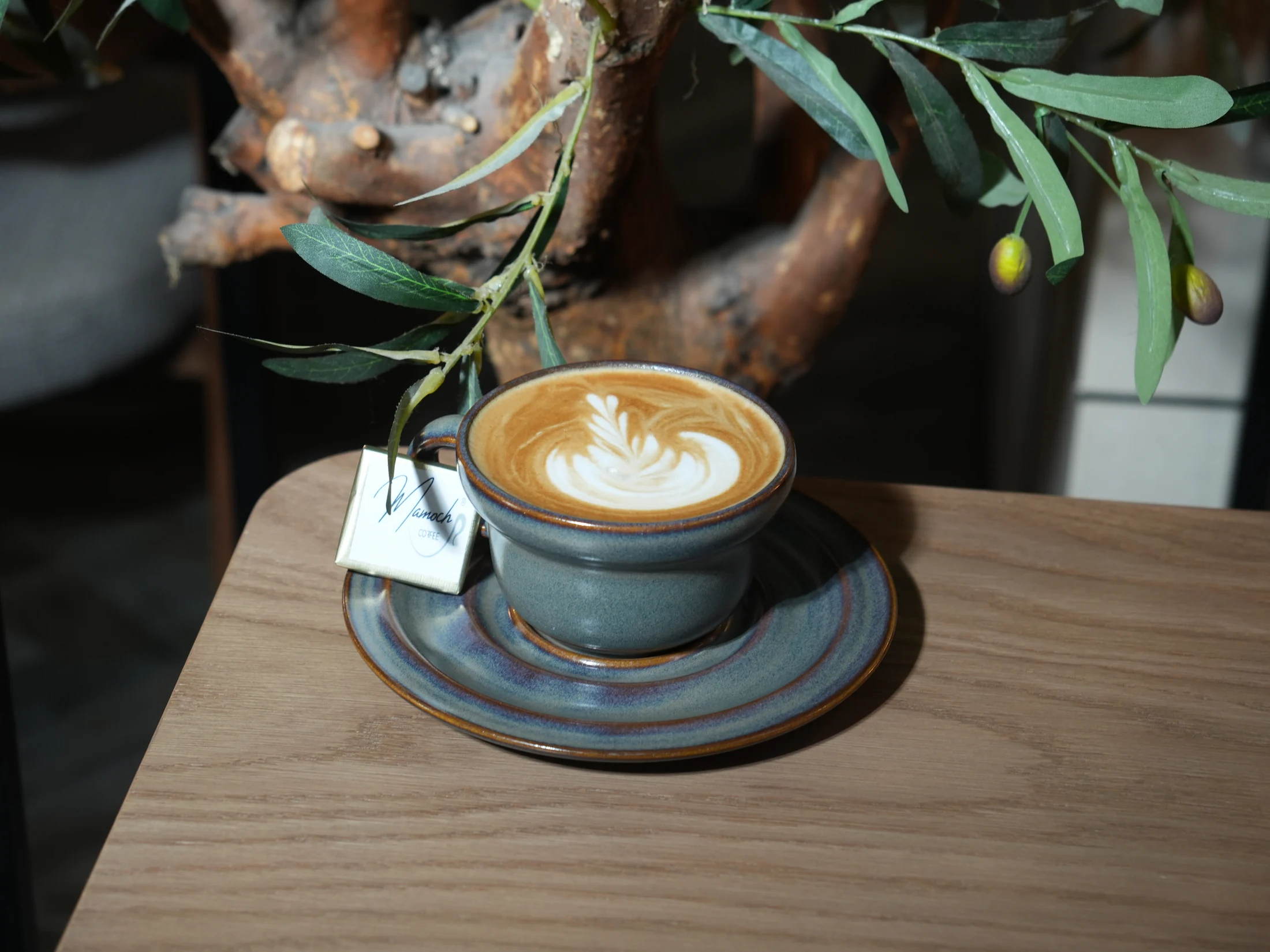 Mavi seramik fincanda Mamoch latte art kahvesi