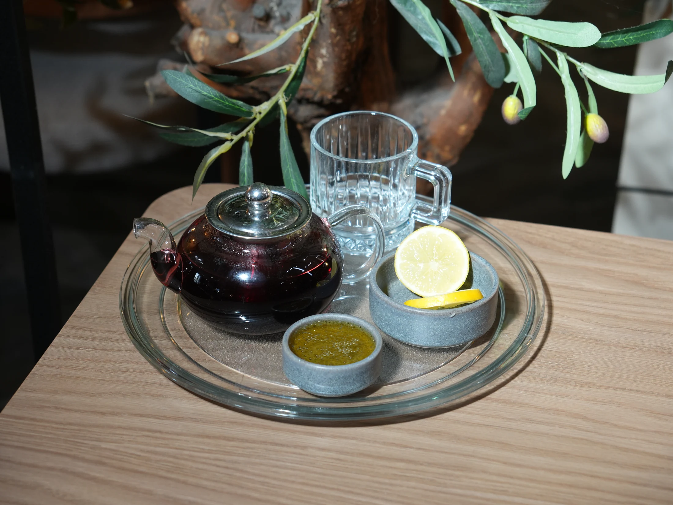 Mamoch sunum tepsisinde demlenmiş çay ve limon