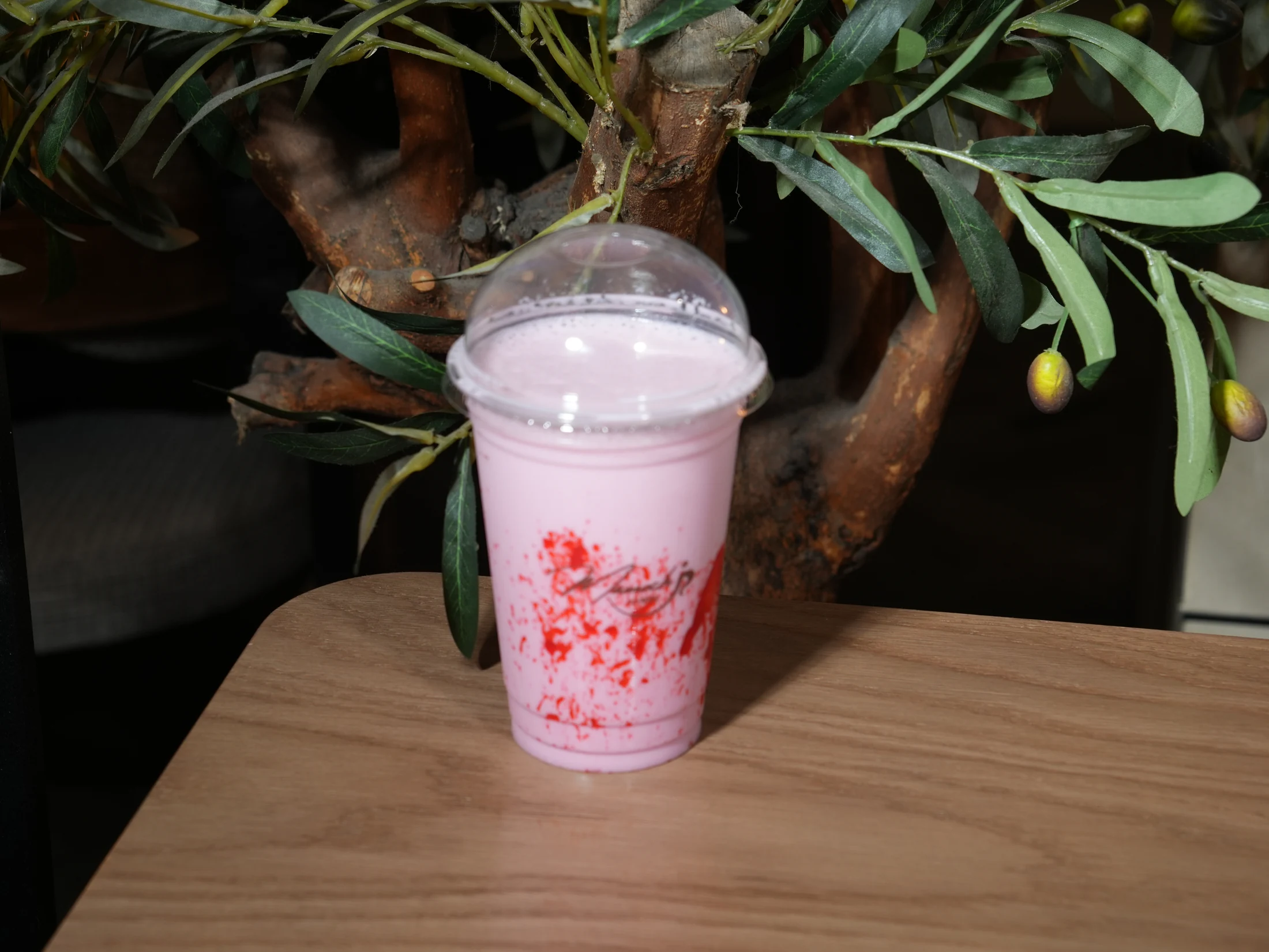 Mamoch’ta sunulan pembe soğuk içecek
