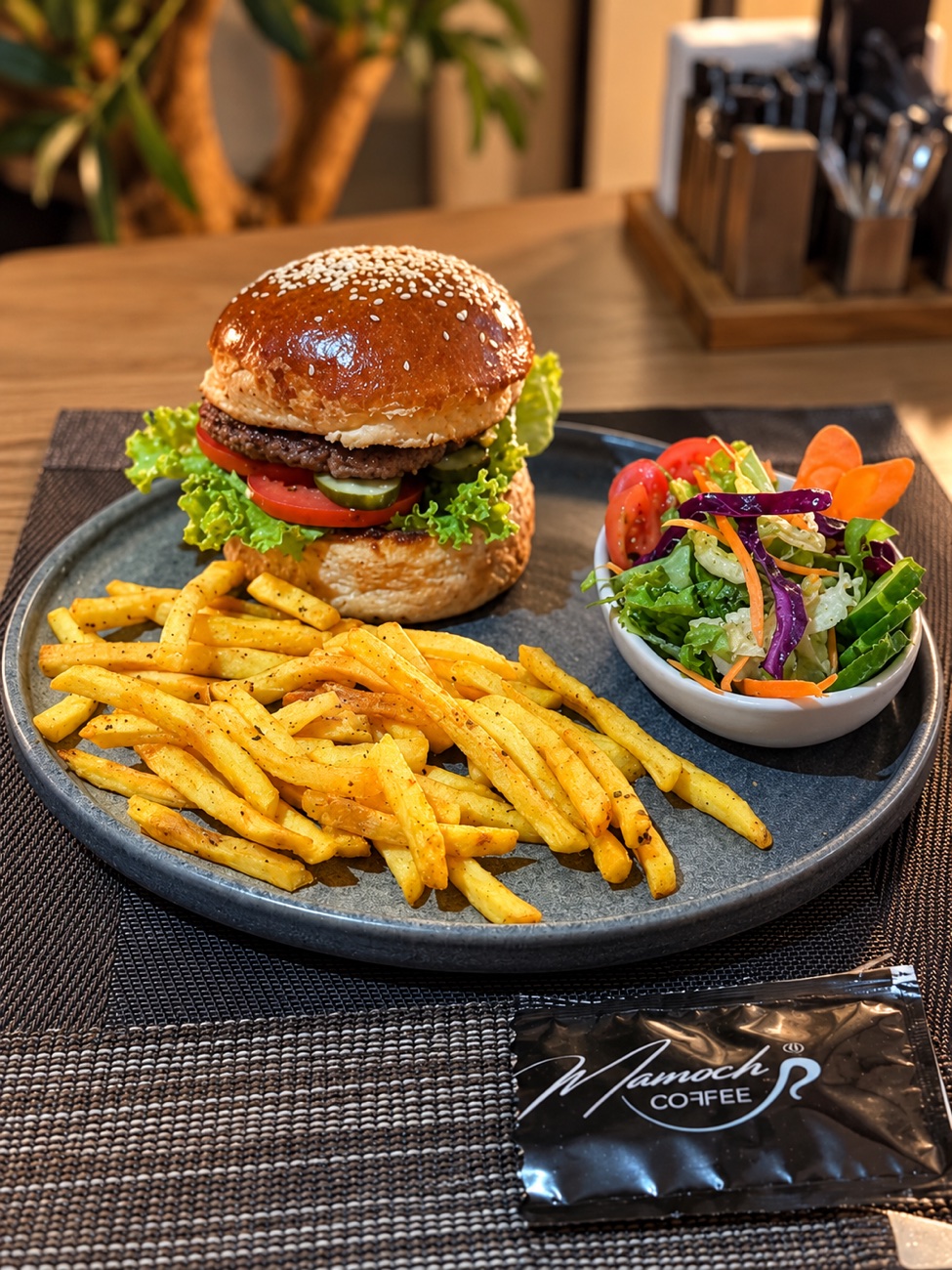 Mamoch’ta sunulan burger, patates ve salata