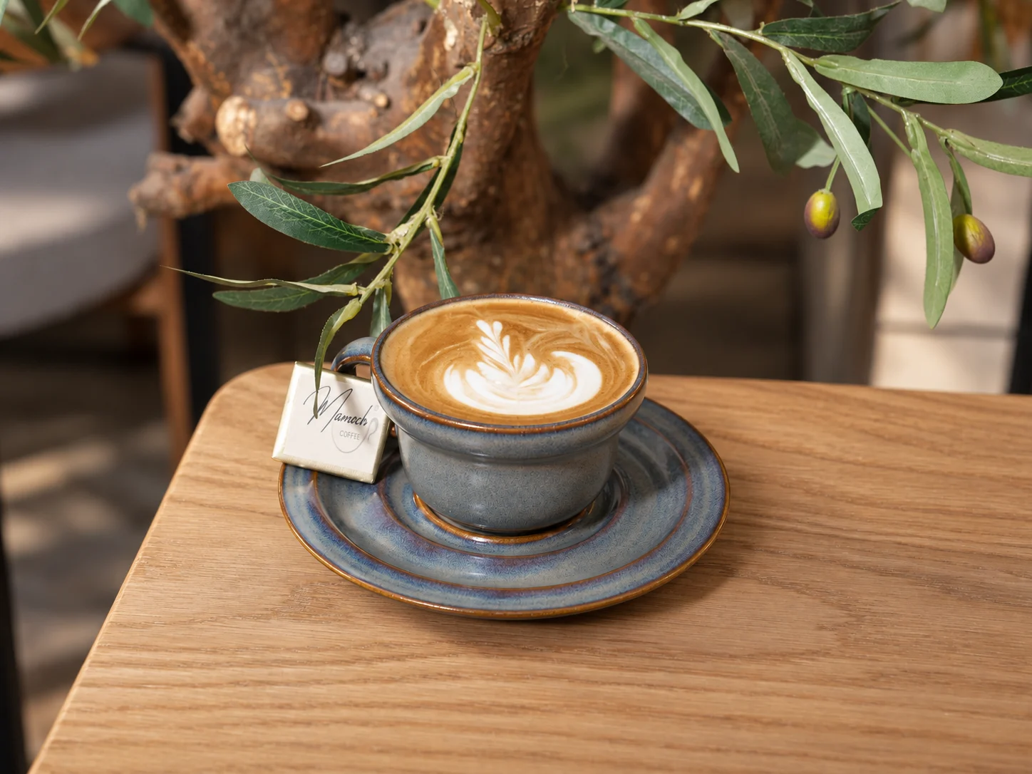 Mavi seramik fincanda Mamoch latte art kahvesi