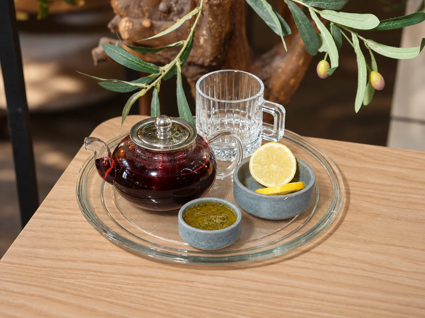 Mamoch sunum tepsisinde demlenmiş çay ve limon